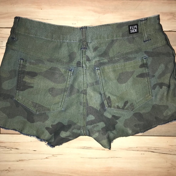 Reversible Denim/Camo Shorts size 6 - Picture 4 of 7